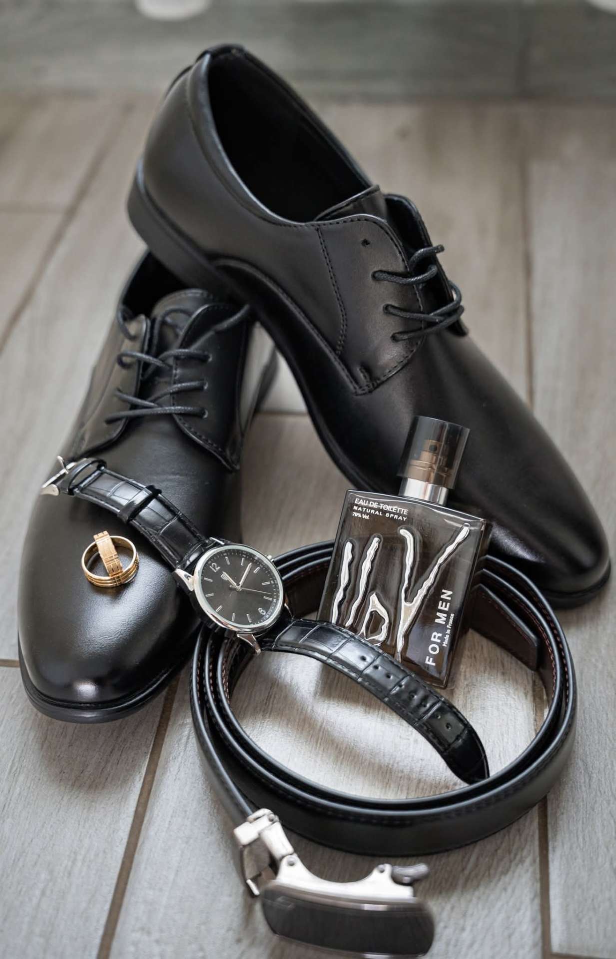 Detalii mire — pantofi, ceas, parfum