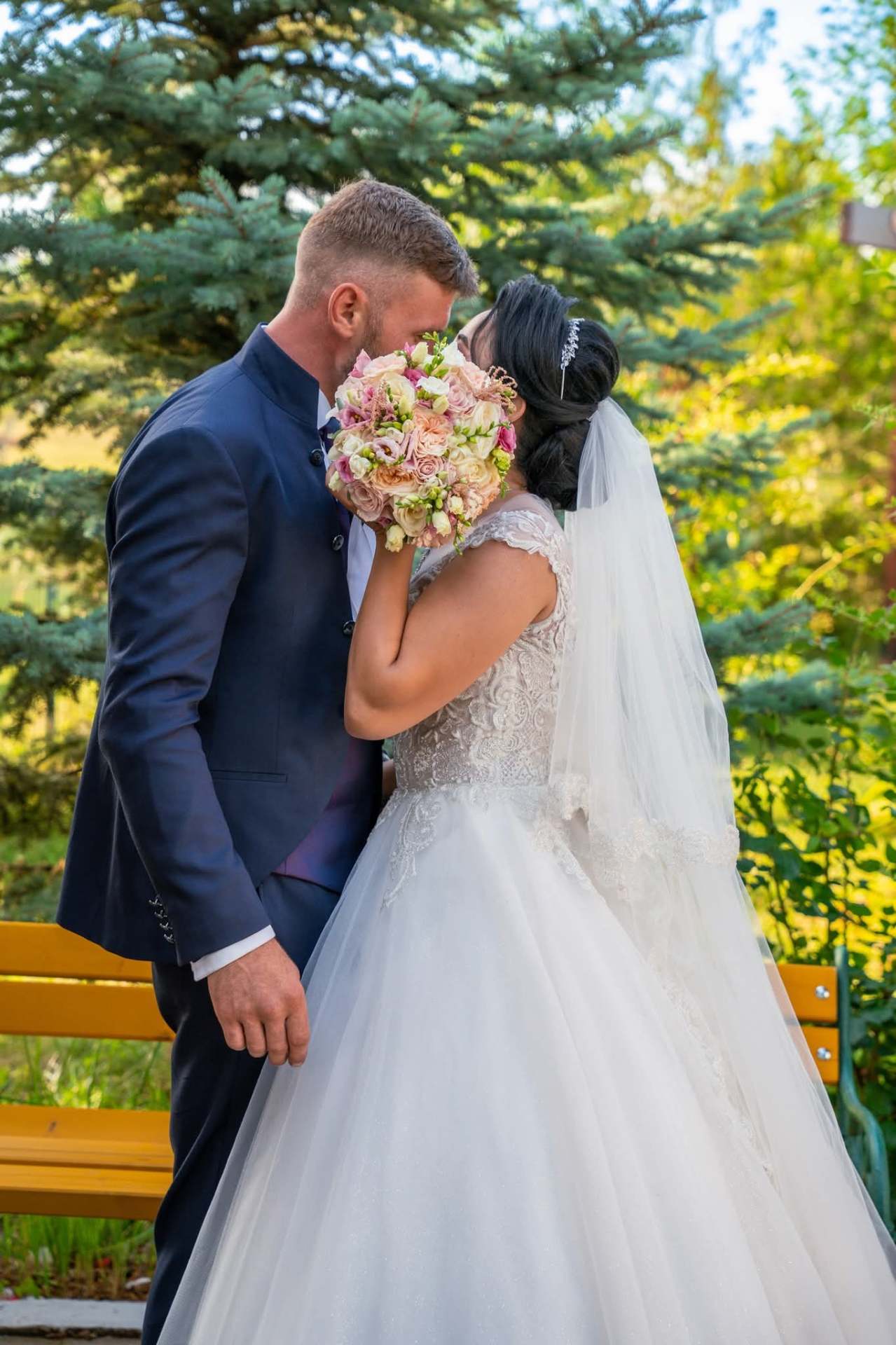 Sărut după buchet, în grădină