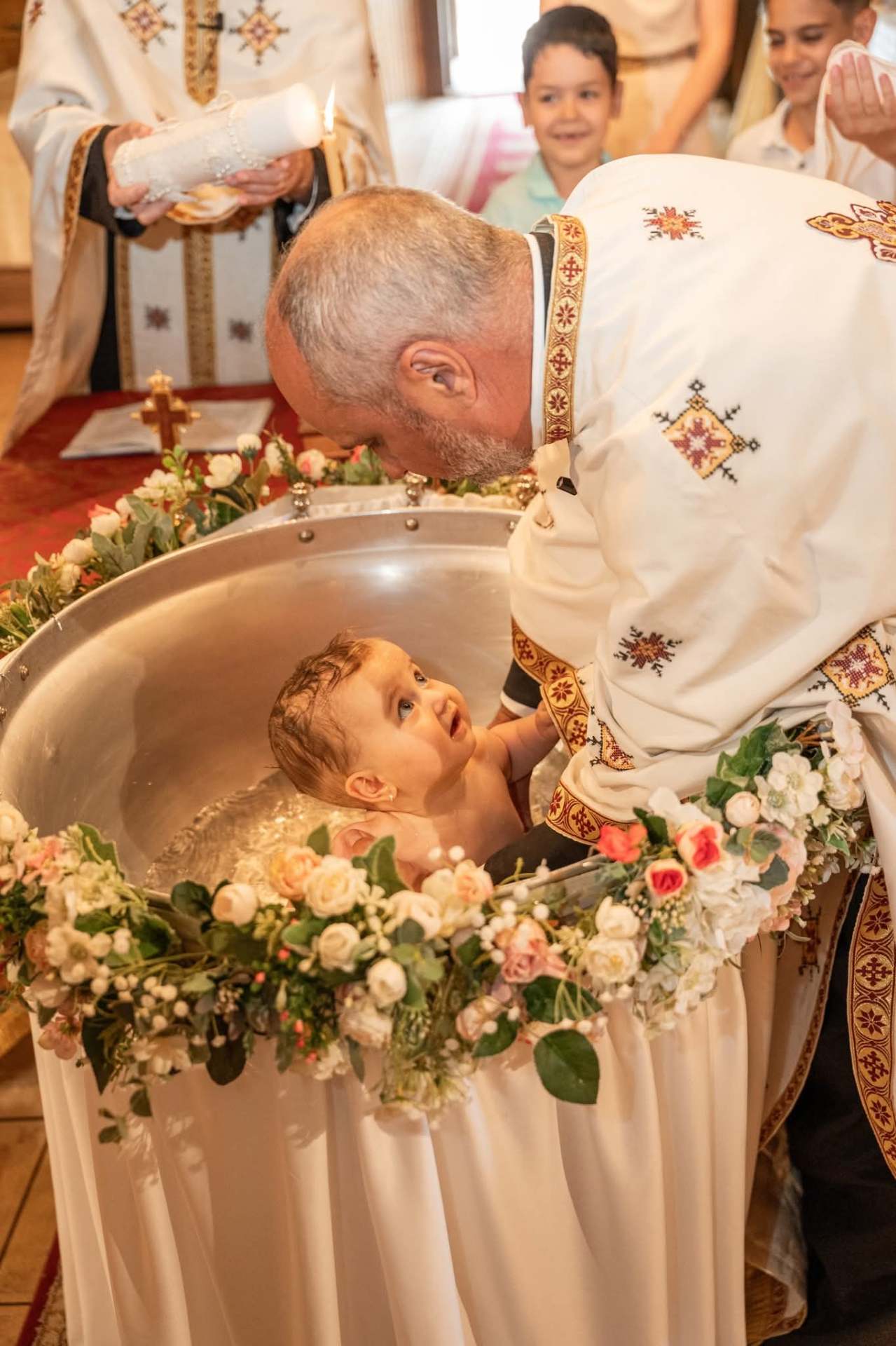 Bebeluș la ceremonia de botez