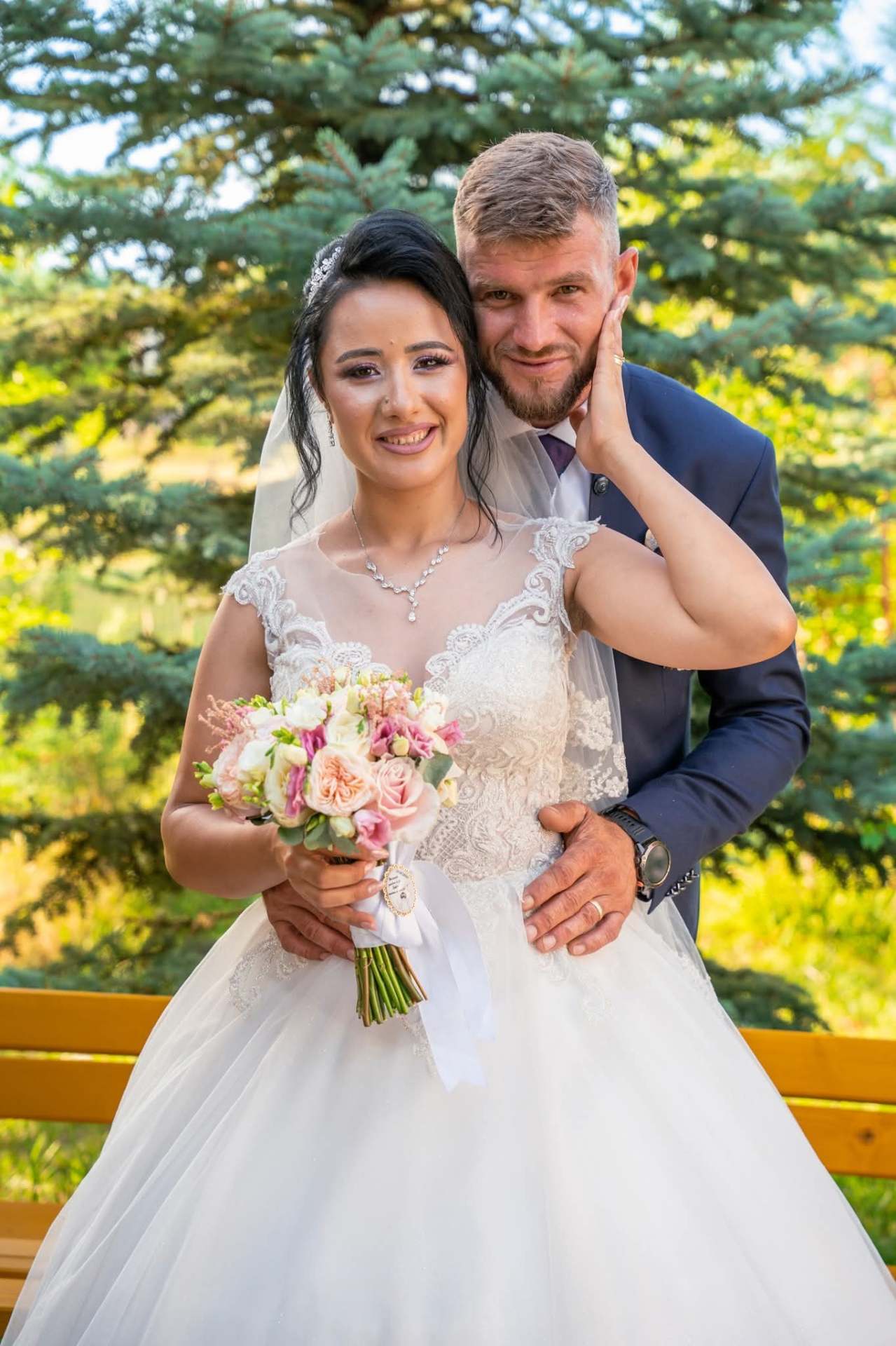 Portret miri cu buchet de bujori